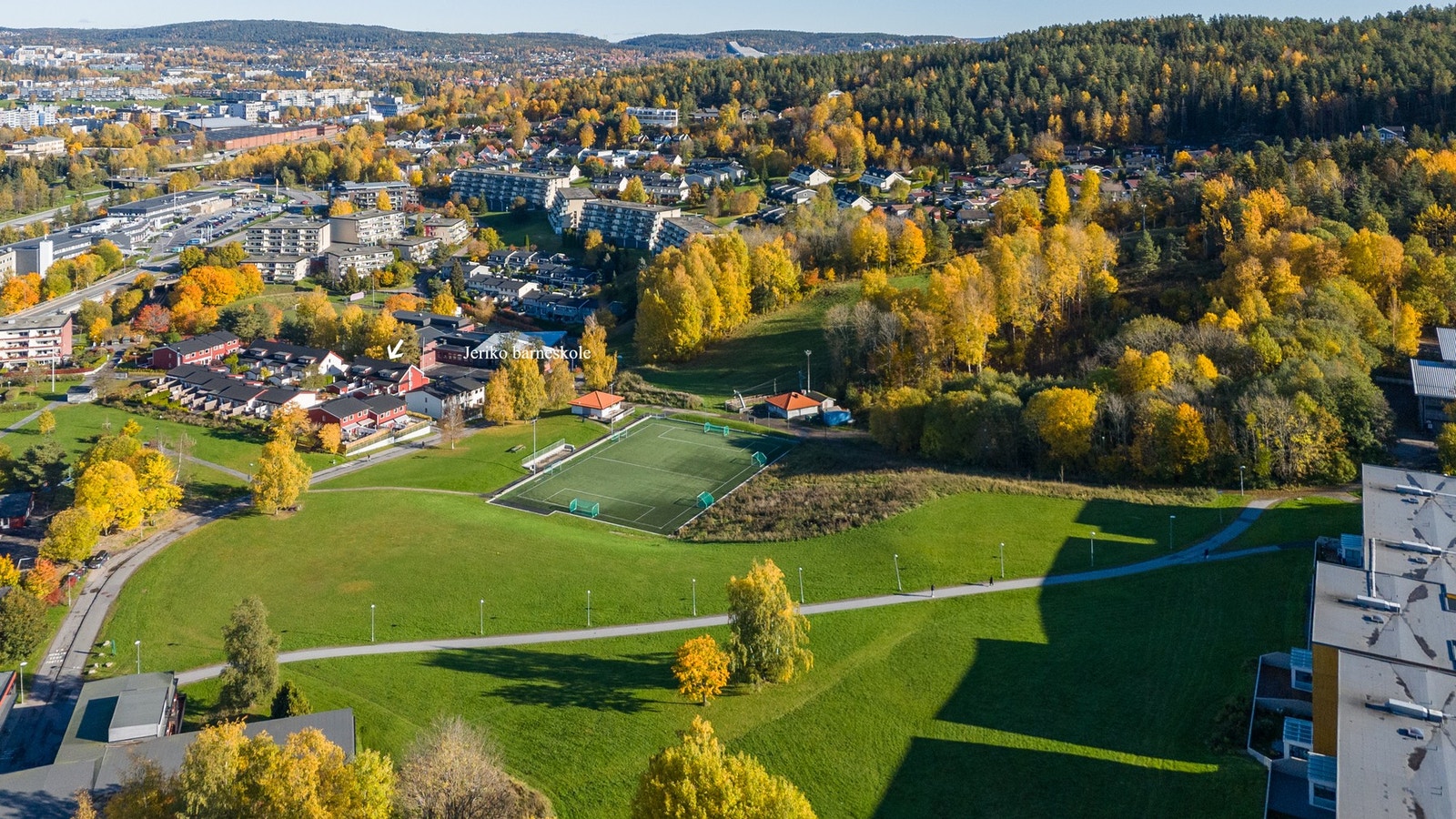 Området er omkranset av store grøntområder og et godt utviklet nettverk av gangstier, for både korte og lange turer. Boligen og Jeriko barneskole er markert på bildet. Galleribilde