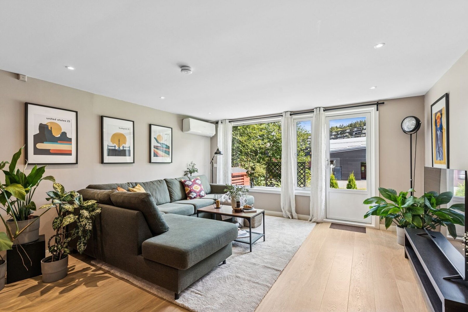 Stuen oppleves samtidig som lun og behagelig. Det ble montert varmepumpe i stuen i 2023, som gir effektiv oppvarming og bidrar til et godt inneklima året rundt. Galleribilde