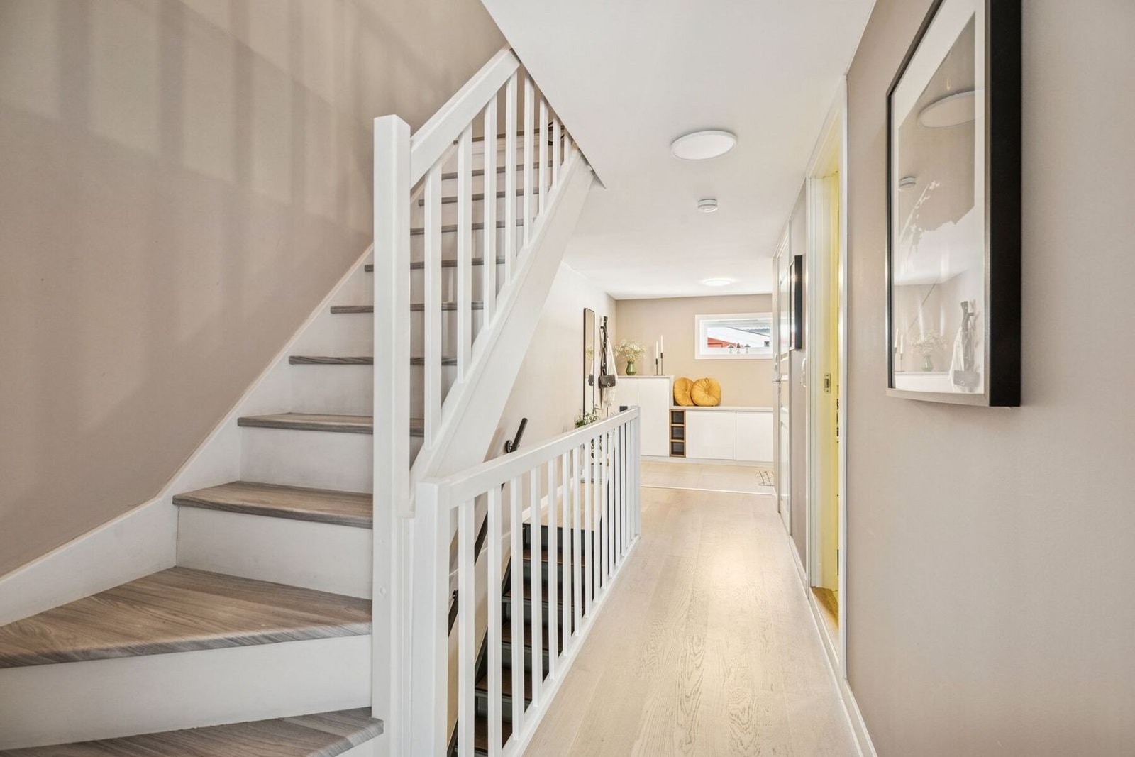 Innvendig ønskes du velkommen av en lys og romslig entré som gir et godt førsteinntrykk av boligen. Galleribilde