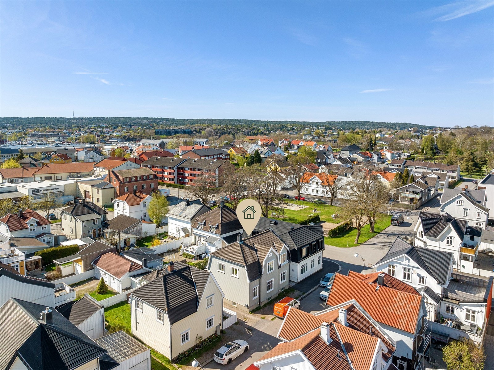 Eneboligen ble oppført i 1932, rett rundt hjørnet for Trosvik Torv. Galleribilde