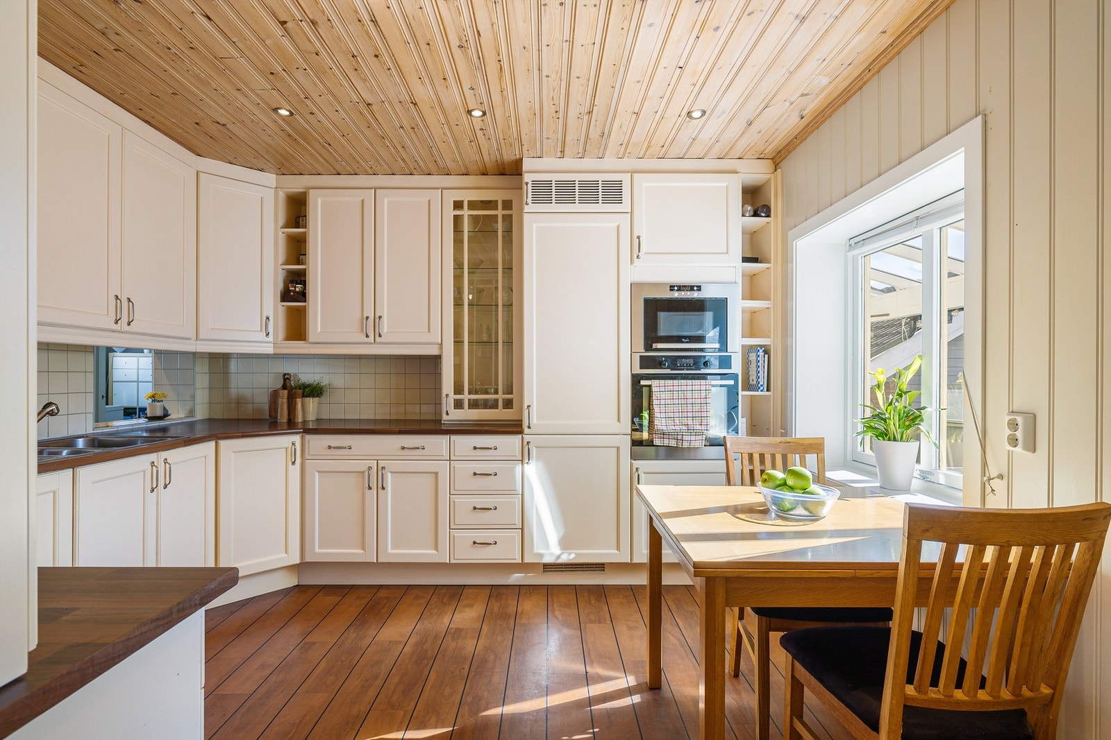 Når du vil innta måltidene på terrassen kan kan mat og drikke enkelt sendes rett ut gjennom kjøkkenvinduet. Galleribilde