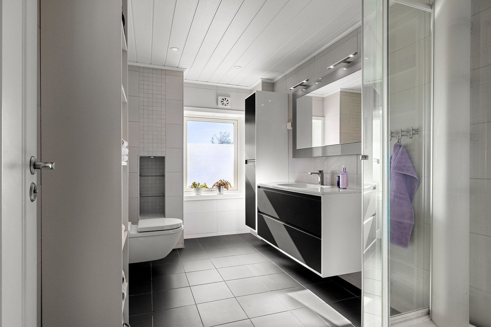 Badet er lysfylt og behagelig stort - på over 7 kvm. Renovering er utført i nyere tid. Galleribilde