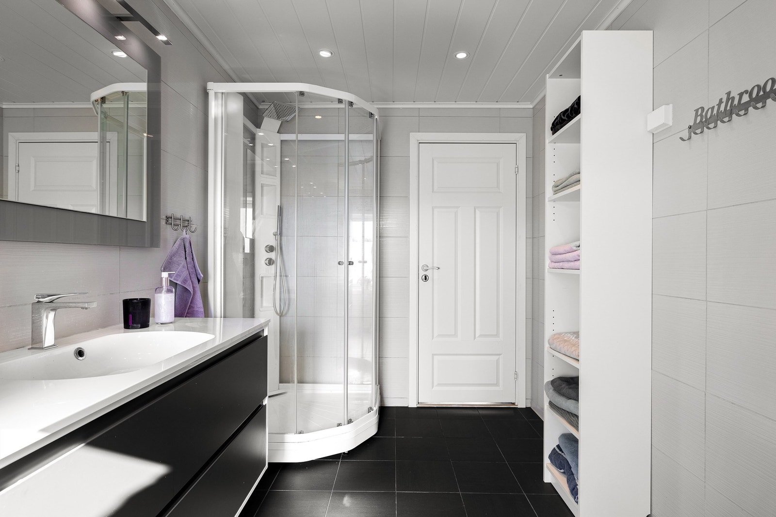 Gulv og vegger er flislagt, gulvet har også elektrisk varme. Galleribilde