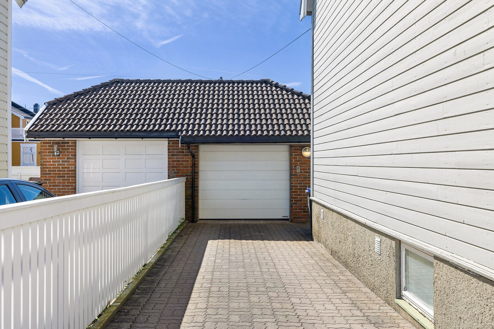 Garasje ble oppført i 1993, i fellesskap med sidenabo i nummer 9. Galleribilde