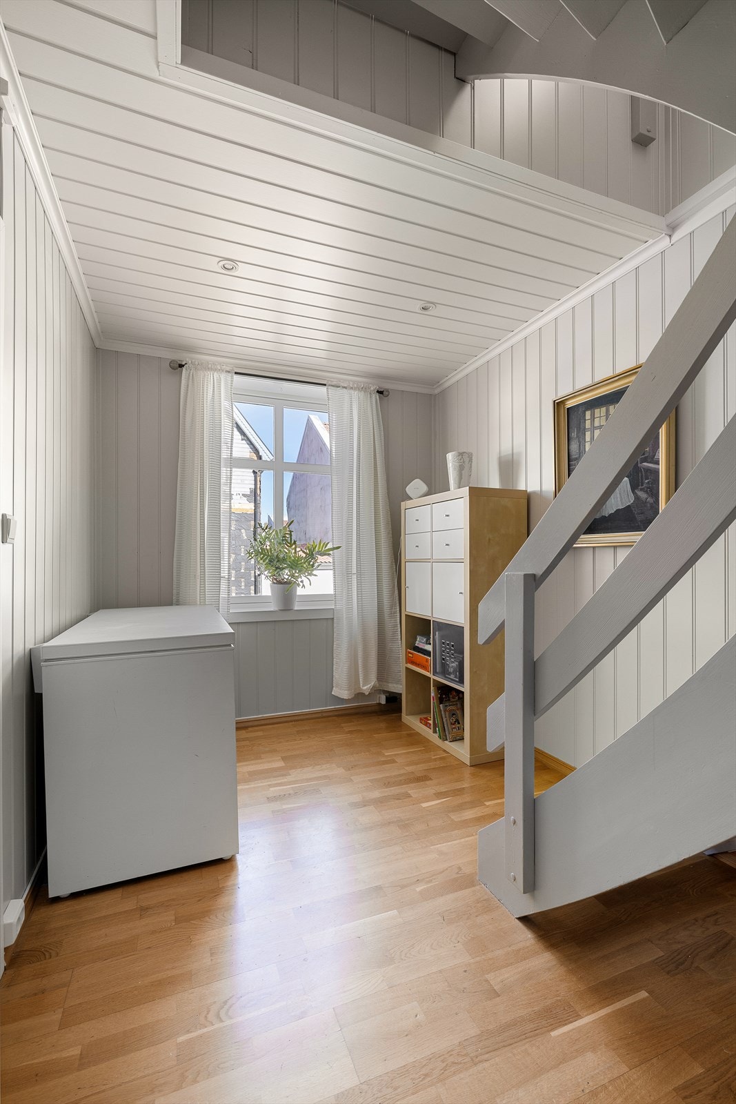 To trapper leder til andre etasje, blant annet fra dette trapperommet ved hovedstuen. Galleribilde