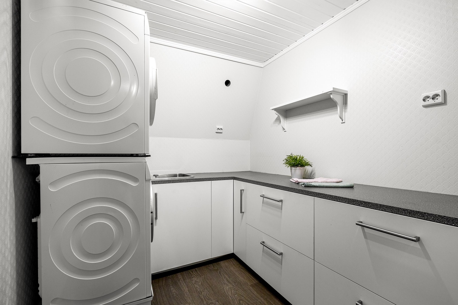 Praktisk innredet vaskerom, vegg i vegg med badet. Forhold knyttet til sluket og gulvets fall er gitt TG 3. Rommet er imidlertid funksjonelt. Galleribilde