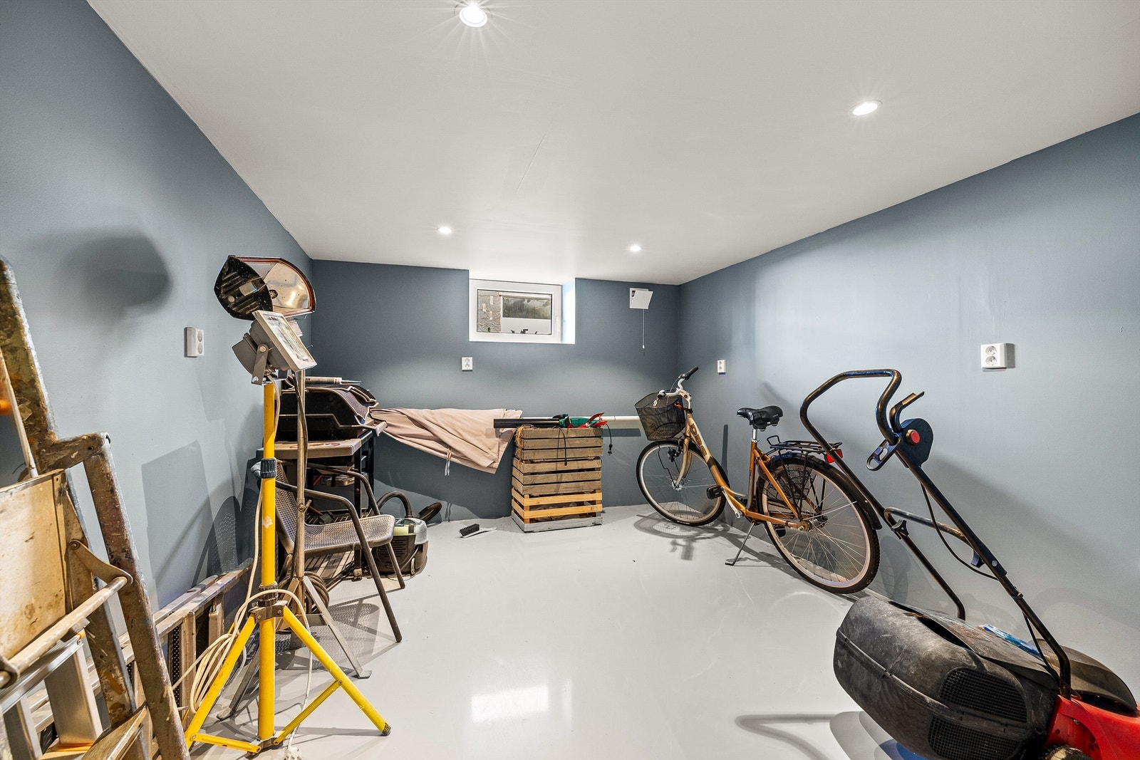 Takhøyden i kjelleren er gjennomgående god, på tilfeldig sted målt til 1,92 meter. Galleribilde