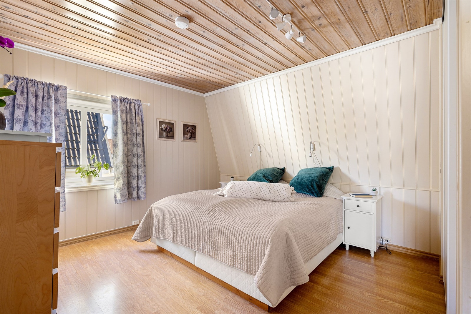 Begge soverom er av raus størrelse - hovedsoverommet på hele 15 kvm. Galleribilde