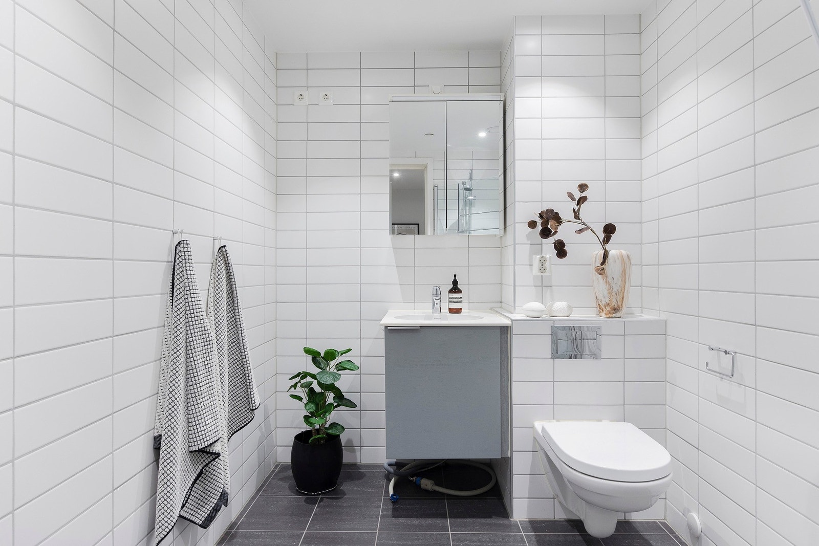 Helfliset baderom med varme i gulv og downlights i himling Galleribilde