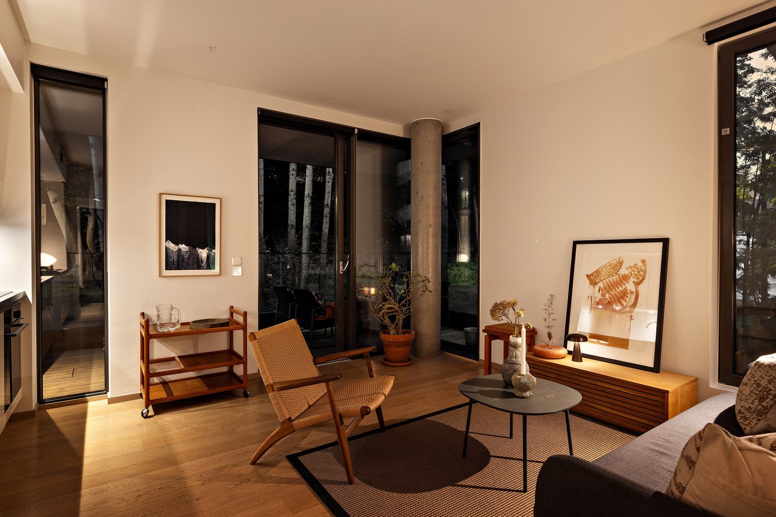 Hybelen byr også på en egen balkong med utgang fra stue Galleribilde