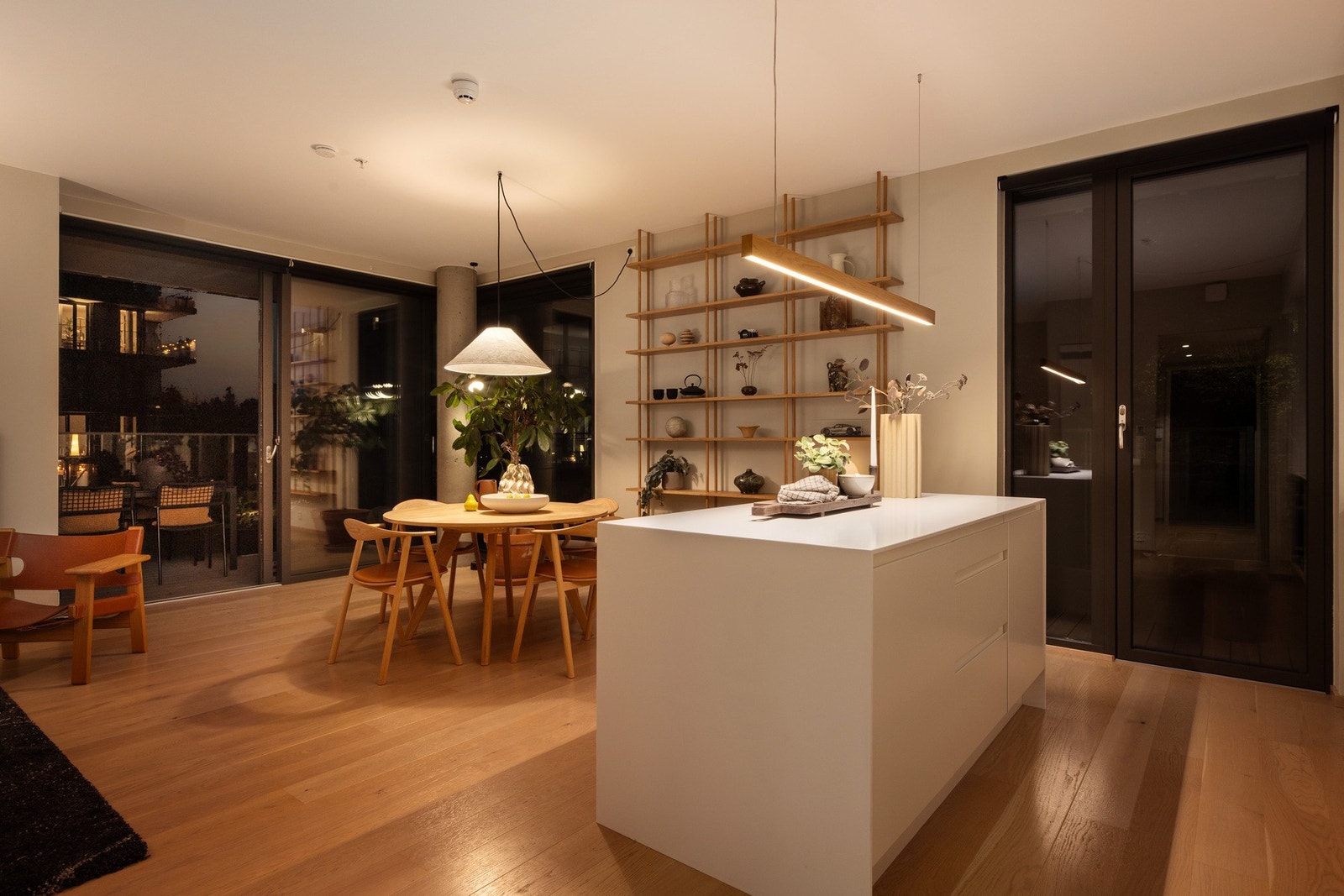 Rikelig med skap- og benkeplass sørger for et funksjonelt og arbeidsvennlig kjøkken Galleribilde