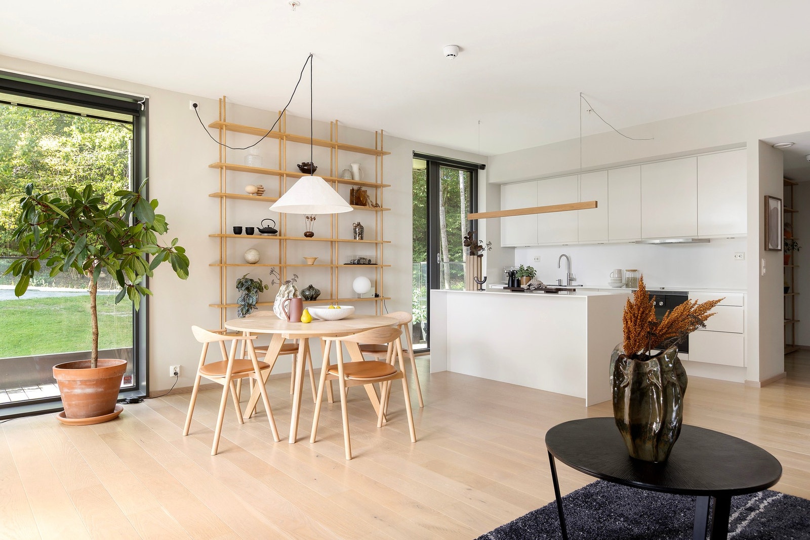 Den åpne stue-/kjøkkenløsningen sørger for et sosialt oppholdsrom som også tillater deg å innrede flere soner Galleribilde