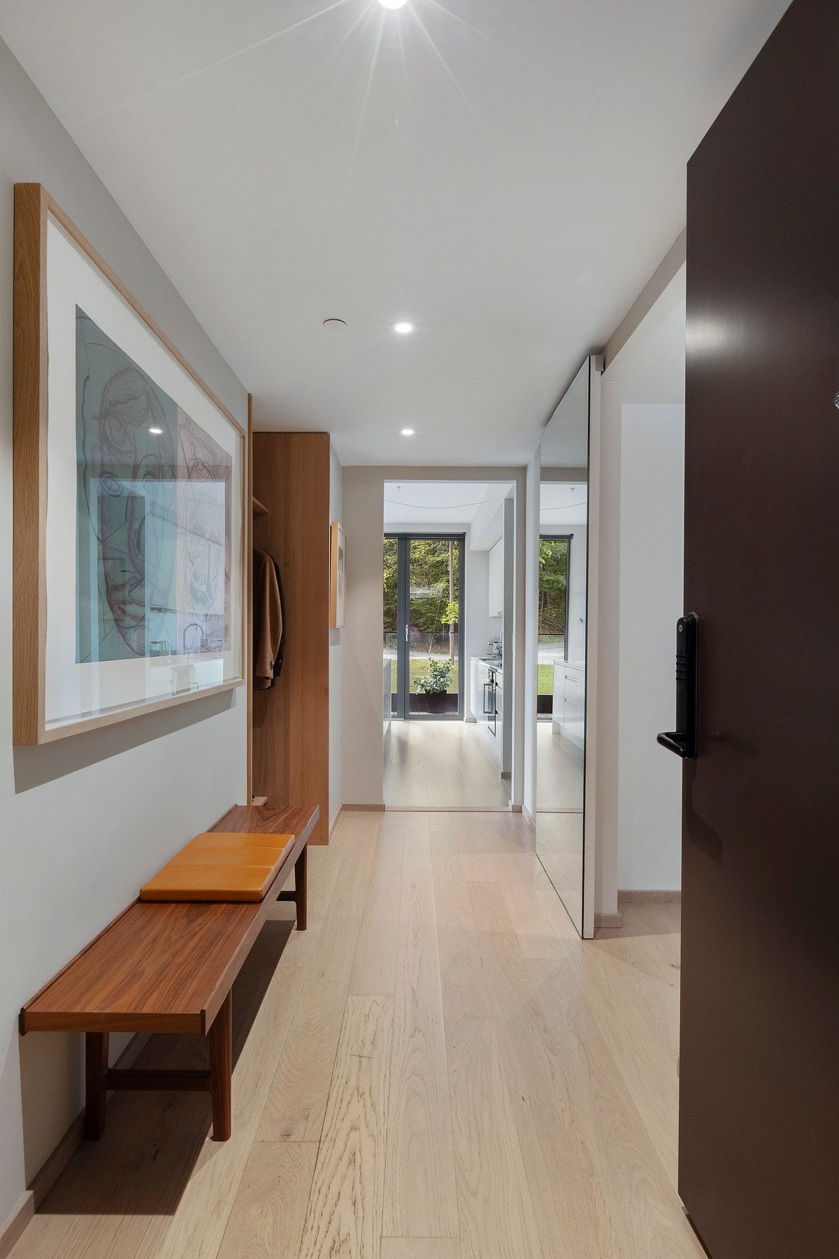 Lys og innbydende entré med flere gode oppbevaringsmuligheter Galleribilde