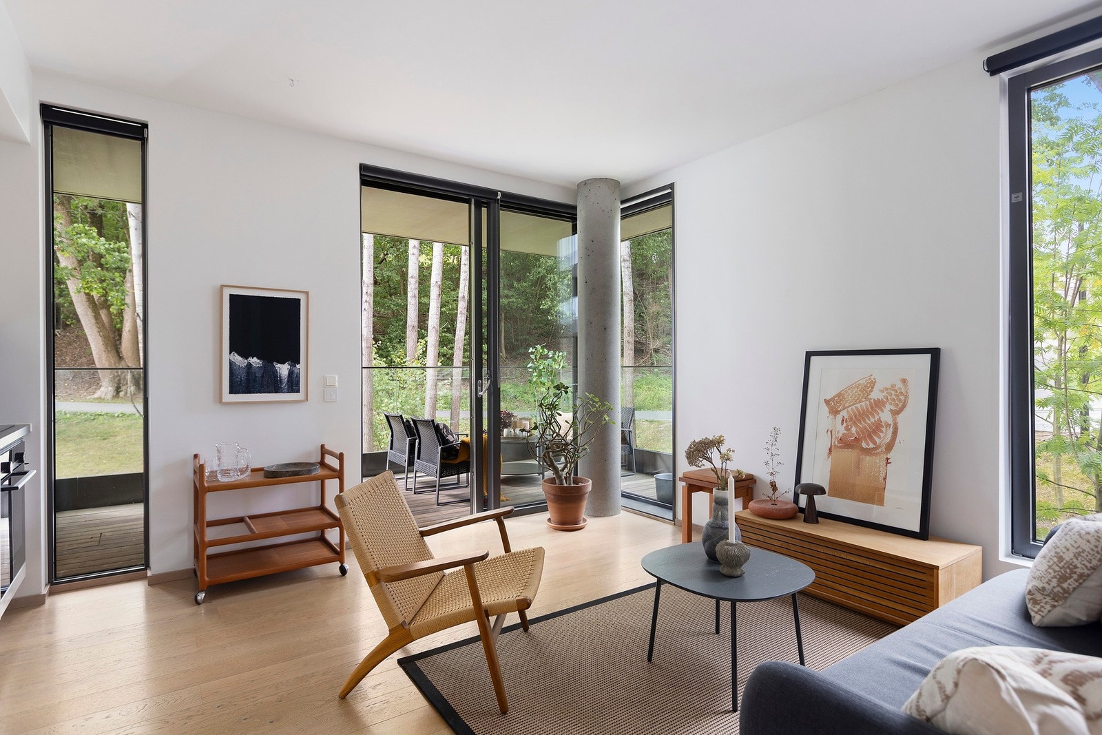 Hybelen har en lys og romslig stue-/kjøkkenløsning med store vindusflater og lite innsyn Galleribilde