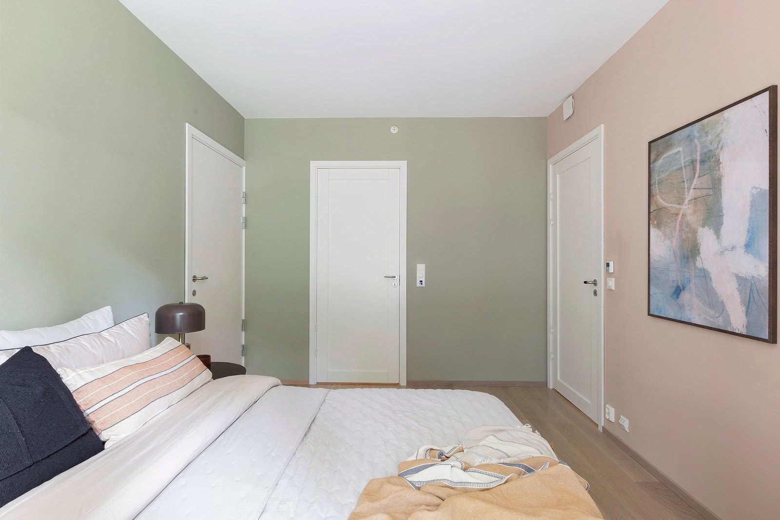 Soverommet kan enkelt innredes med stor seng, nattbord og ønsker garderobeløsning Galleribilde