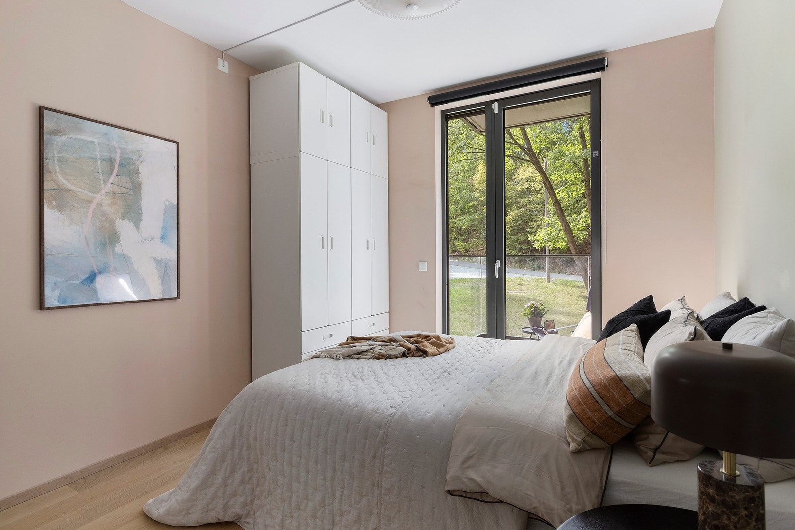 Romslig hovedsoverom med adkomst til egen balkong Galleribilde