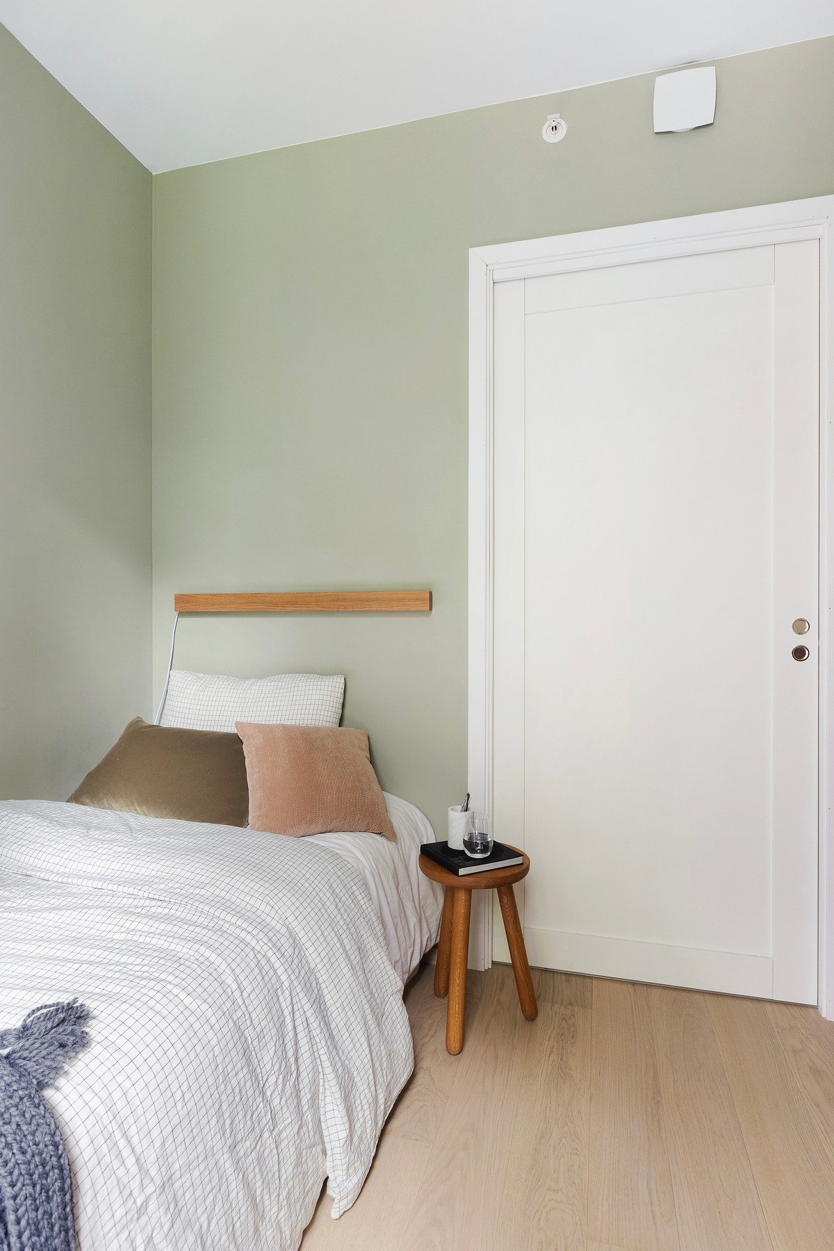 Soverom 2 har god plass til seng og nattbord Galleribilde