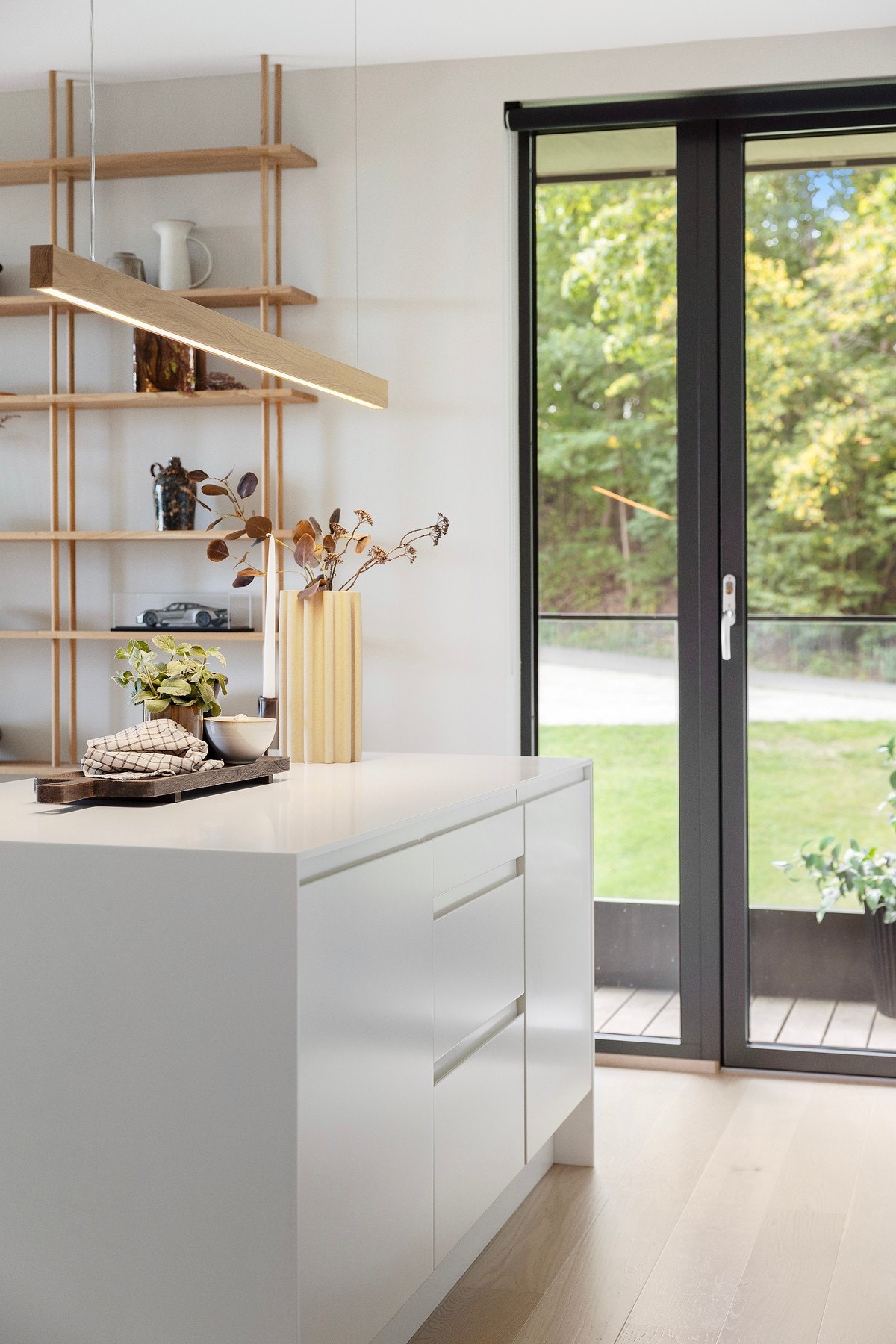 Videre er kjøkken også utstyrt med integrert oppvaskmaskin og kjøleskap med frysedel Galleribilde