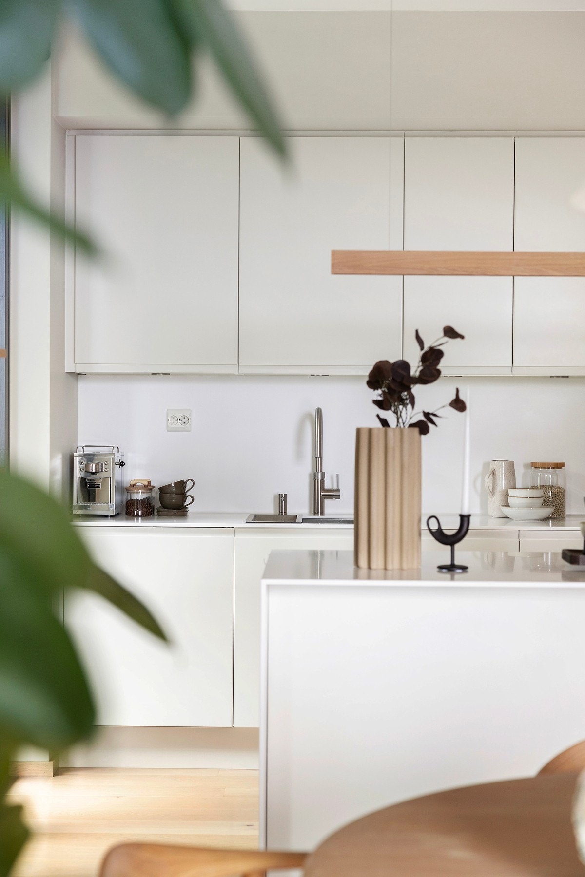 Stilren kjøkkeninnredning med eksklusive hvitevarer og topp moderne løsninger Galleribilde