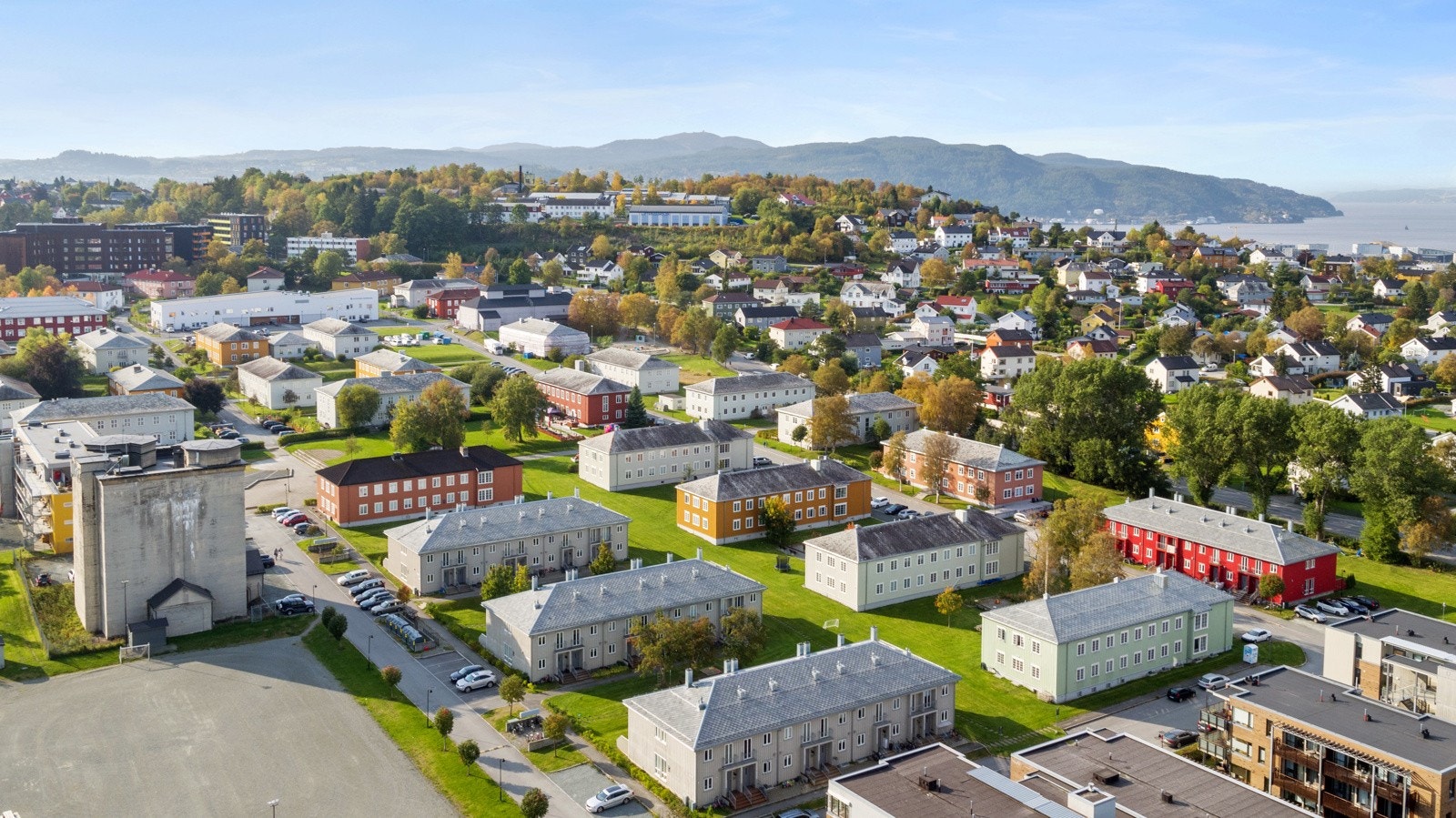 Boligen er for tiden utleid med et leieforhold som avsluttes ved utgangen av september. Boligen er tilgjengelig for innflytting fra og med oktober. Med bakgrunn i leieforholdet er det dessverre ikke tatt bilder av boligen innendørs. Galleribilde