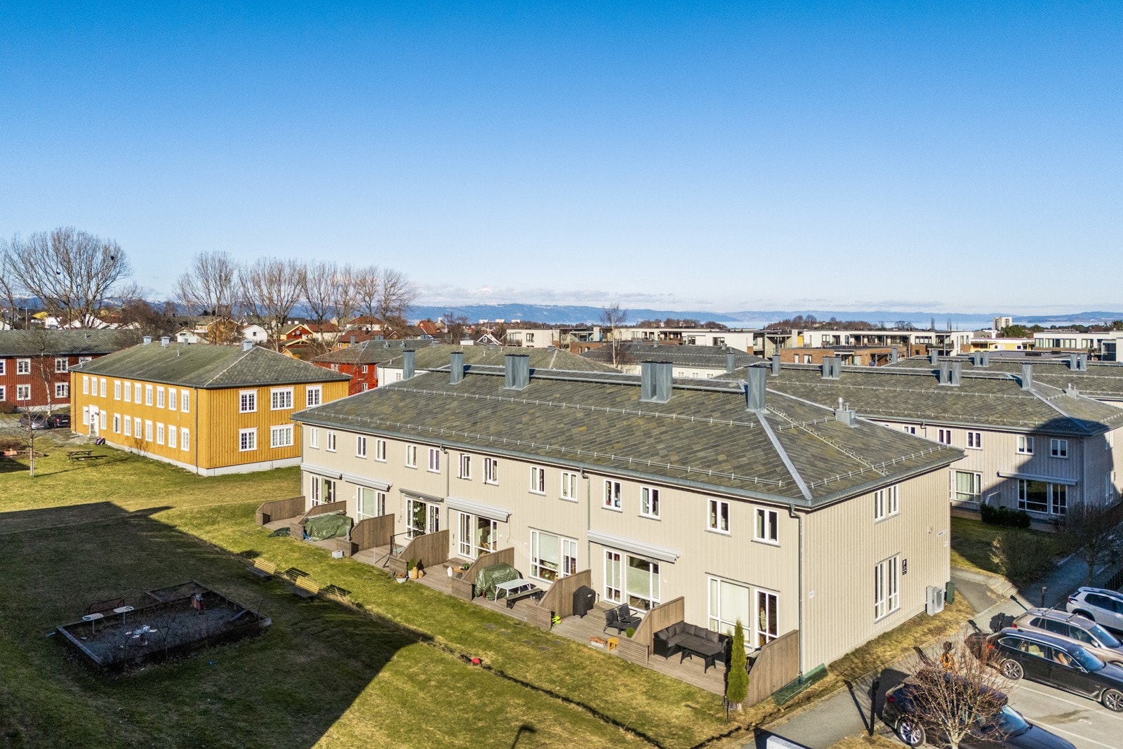 Rekkehuset har en fin uteplass med markterrasse vendt mot friareal. Her er gode solforhold og rolige omgivelser. Galleribilde