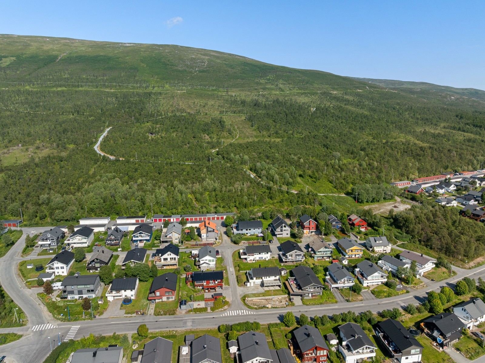Utmerket beliggenhet med turløype som starter rett bak huset opp til akebakke, snowboardbakken, gapahuk, fotballbane og lysløype.