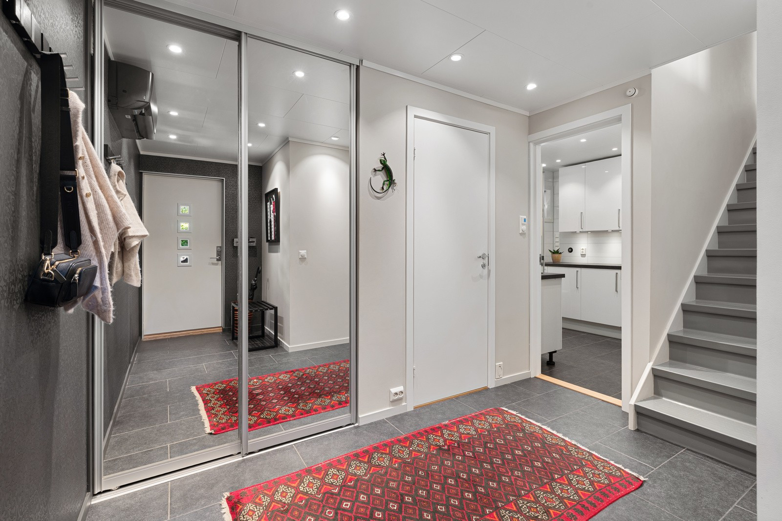 Den romslige gangområdet er utstyrt med en god skyvedørsgarderobe, og ligger i tilknytning til entreen.
