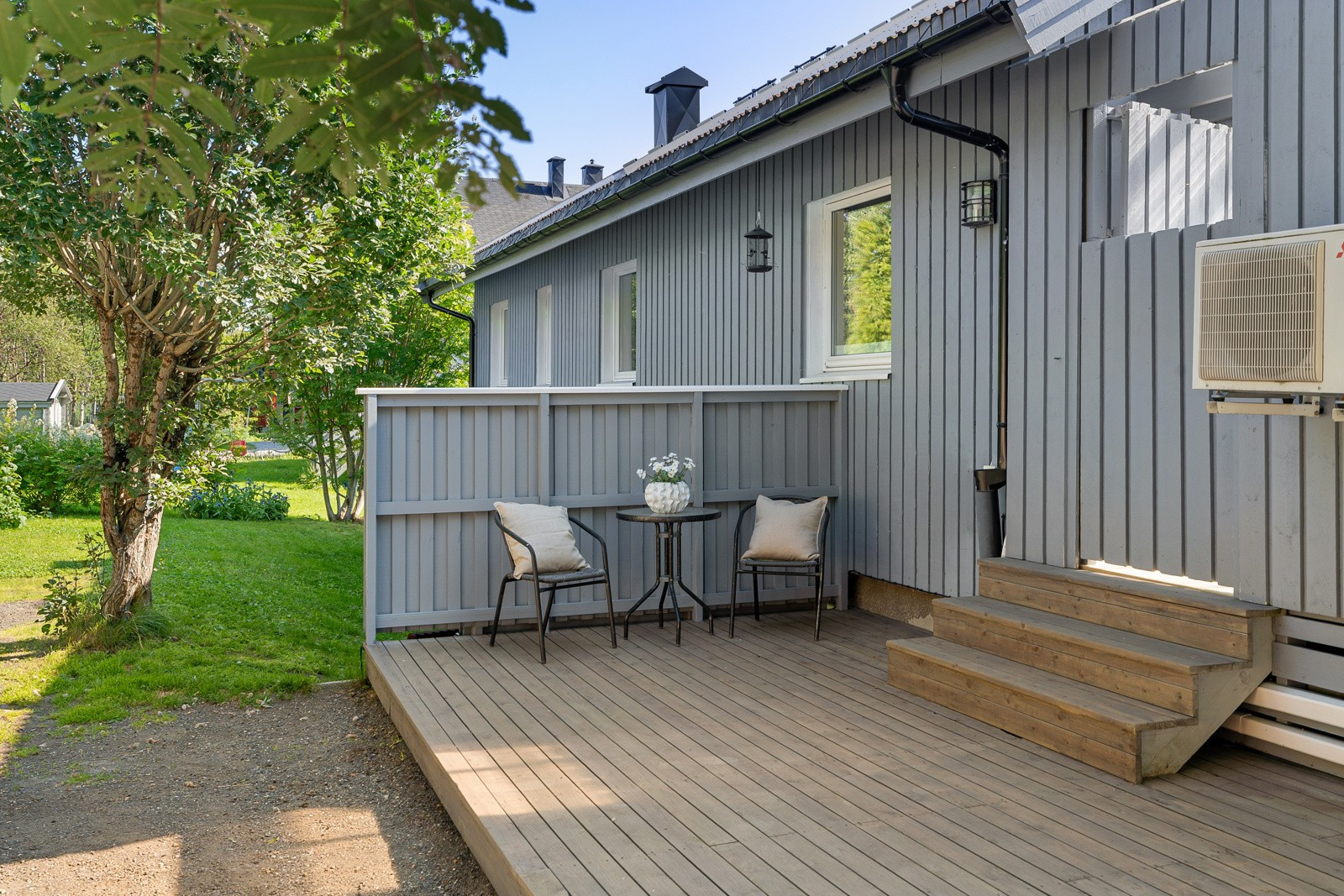 Terrasse på baksiden av boligen med plass til utemøbler.
