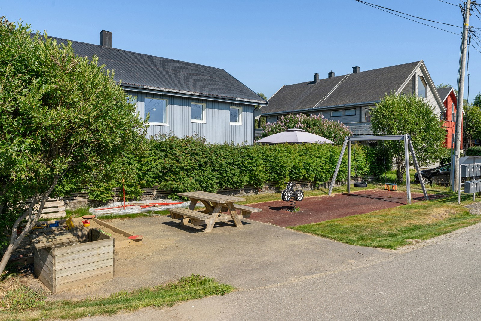 Familievennlig beliggenhet med lite gjennomgangstrafikk og nærhet til lekeplasser.