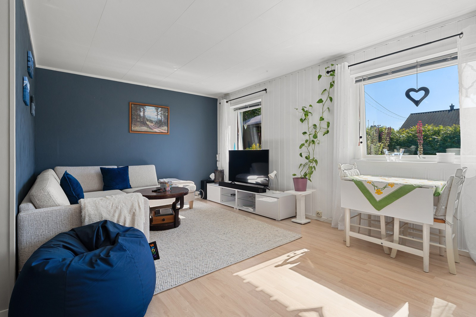 Stuen i utleiedelen byr på gode møbleringsmuligheter med plass til både sofa og spisebord.