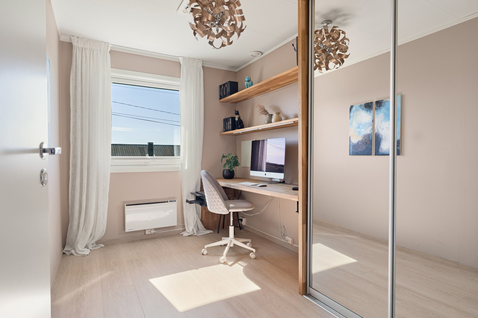 Soverom 3 brukes idag som kontorrom og har montert skyvedørsgarderobe.