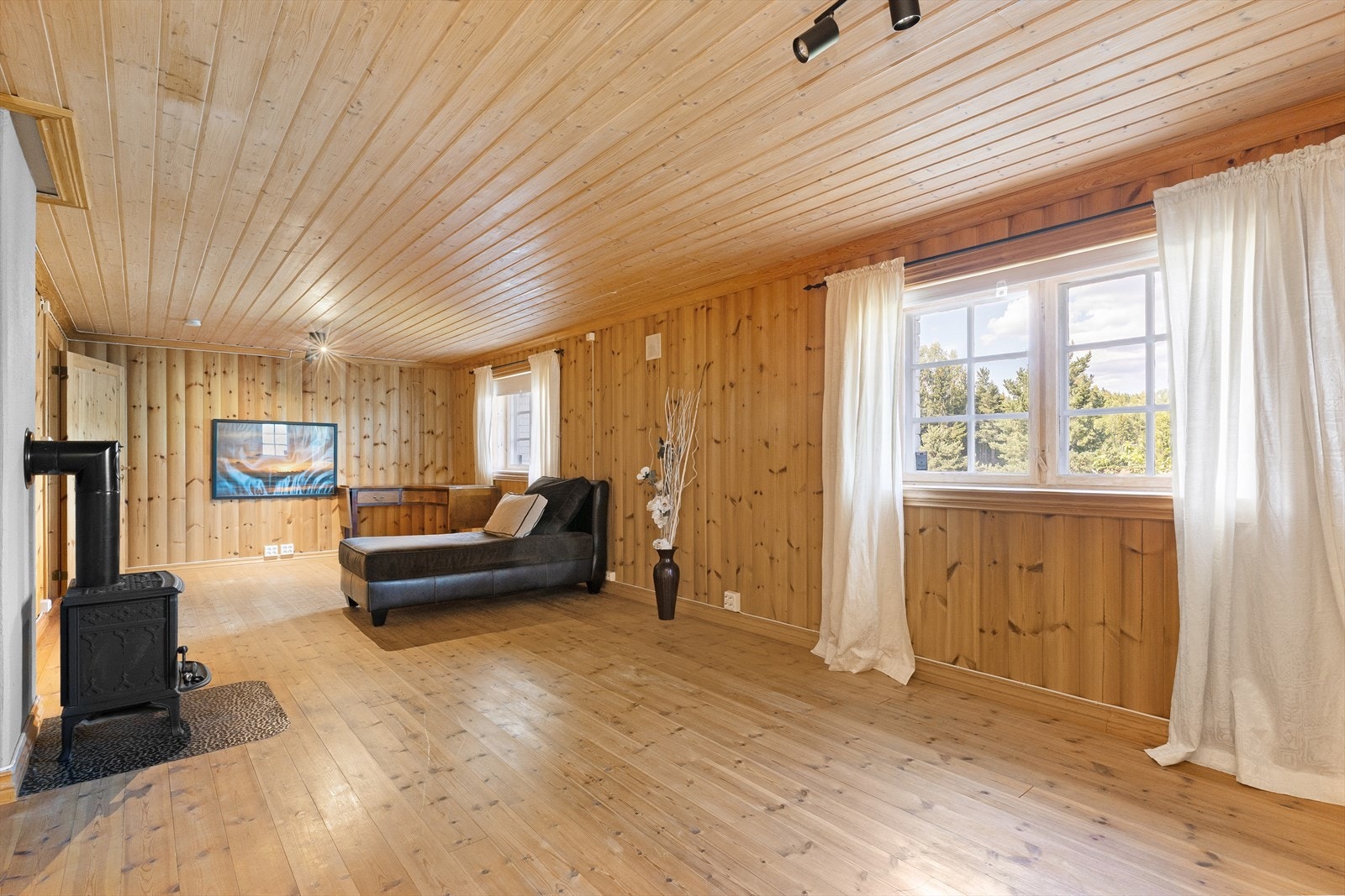 Romslig kjellerstue med ovn som varmer godt på kalde dager. Galleribilde