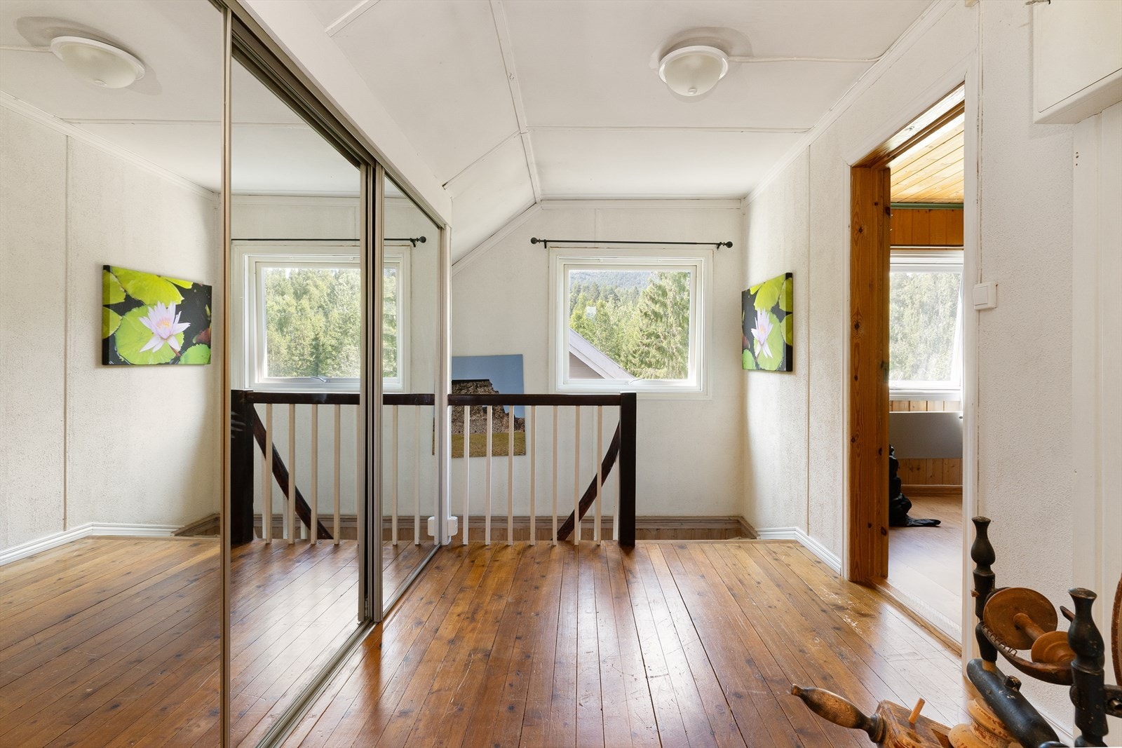 Det er speildørsgarderobe og trapp ned til 1.etasje. Galleribilde