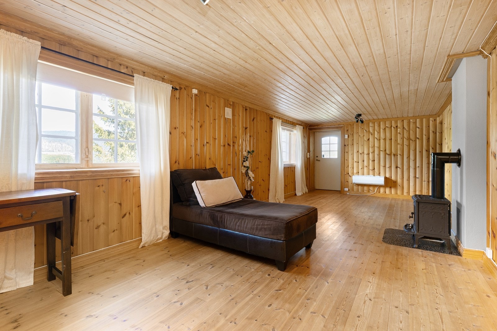 Fra kjellerstuen er det utgang til hage. Galleribilde