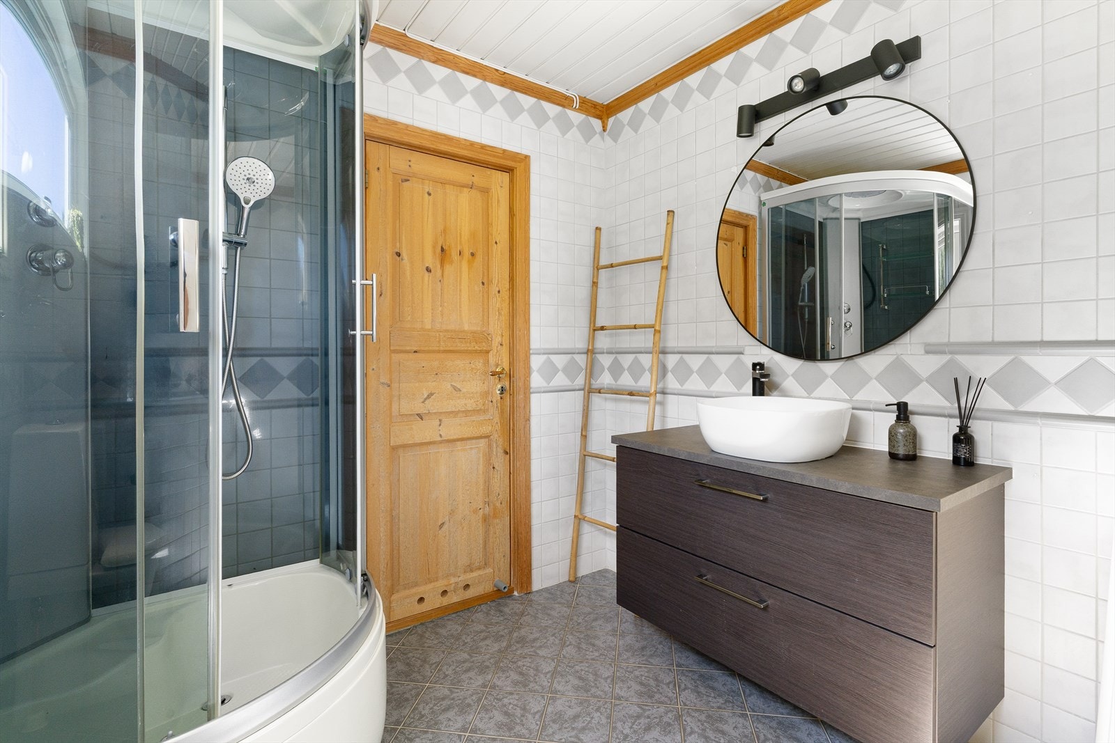 Badet har innredning med nedfelt servant, toalett og dusjkabinett. Galleribilde