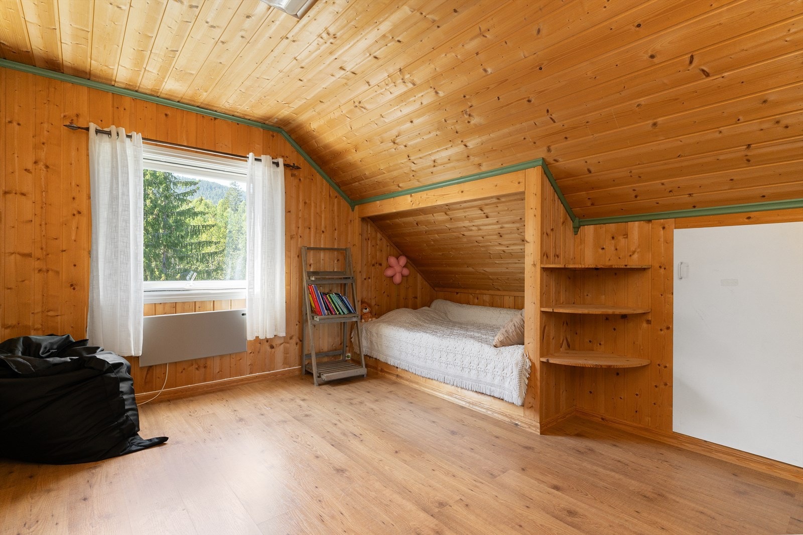 Romslig soverom med innebygd plassbygget seng. Galleribilde