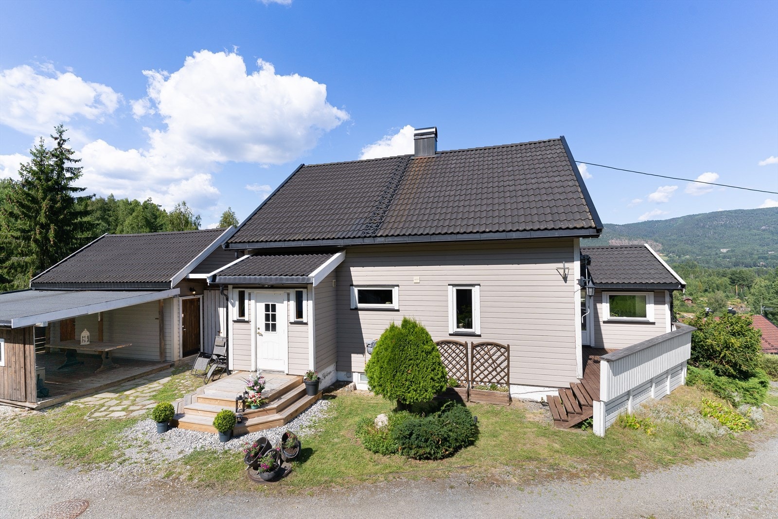 Området preges av spredt bebyggelse og gårder, og det er lite trafikk fra veien. Galleribilde