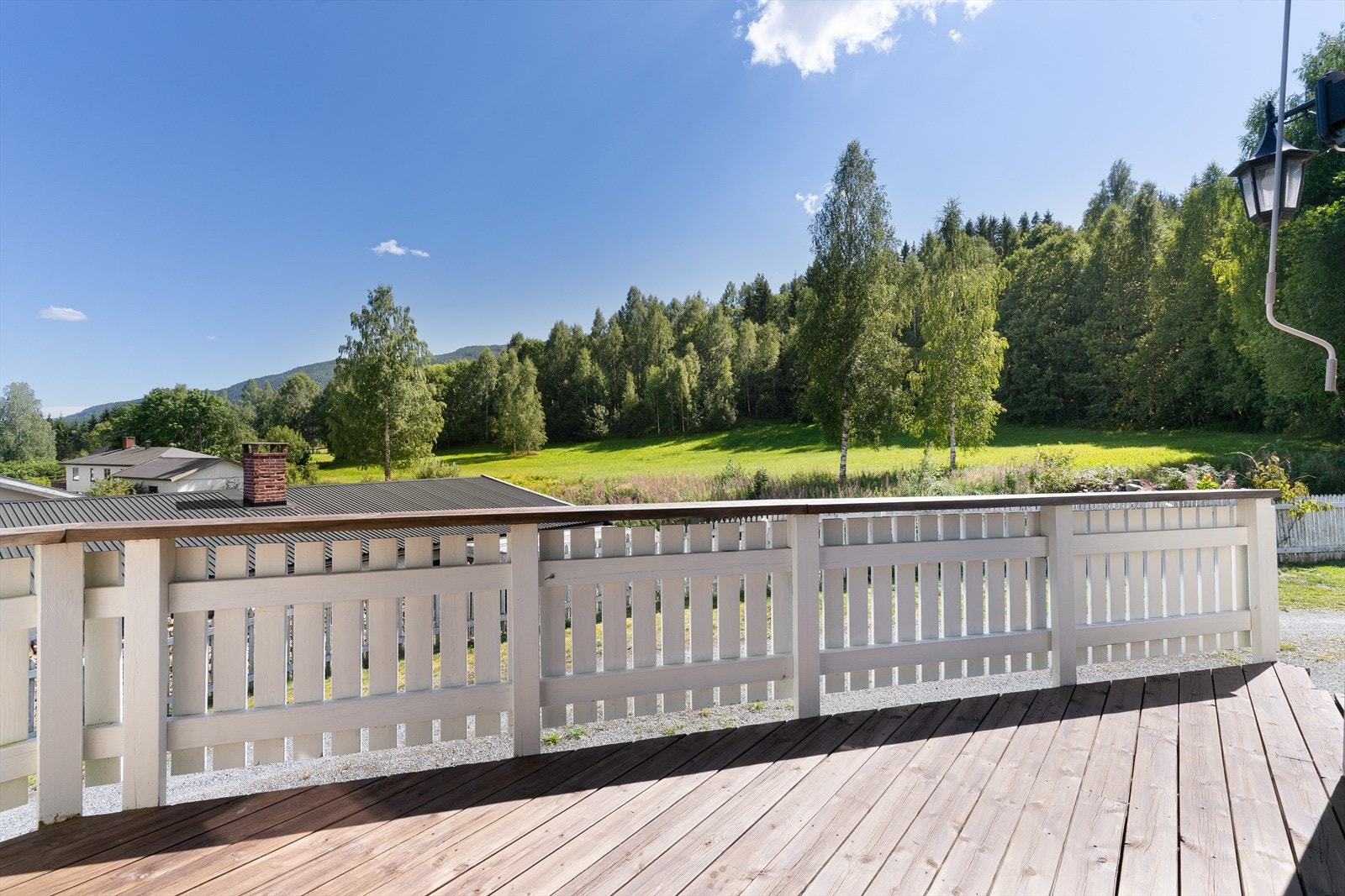 Terrassen er på ca 7 kvm med utgang til hage og gårdsplass. Galleribilde
