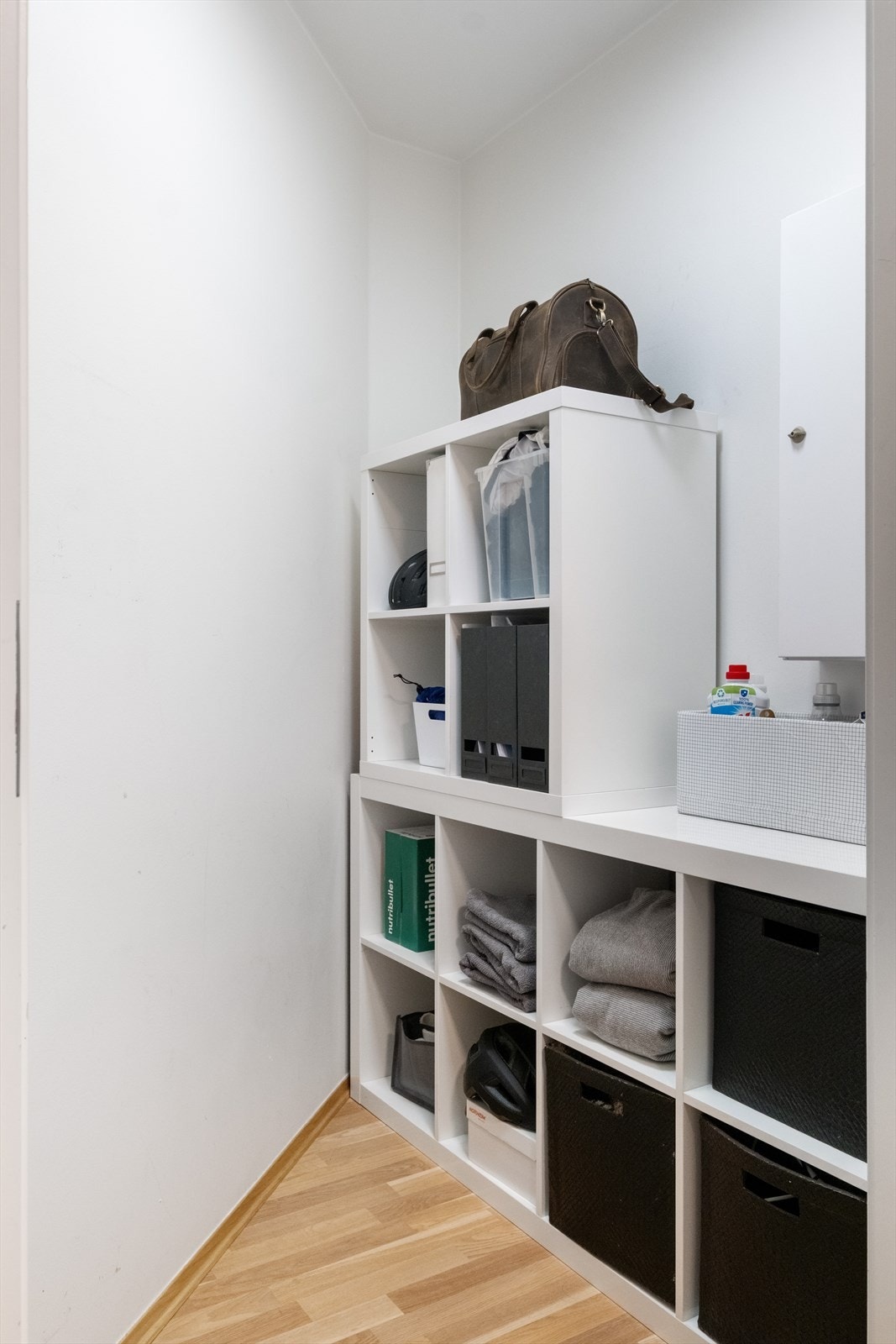 - I tilknytning til entréen er det en innvendig bod med god plass til sko og yttertøy - Galleribilde