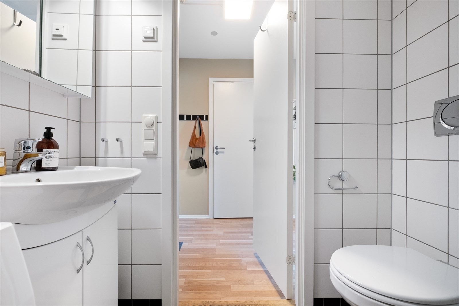 - Baderommet er innredet med vegghengt klosett, servant på innredet og dusjvegger/hjørne - Galleribilde