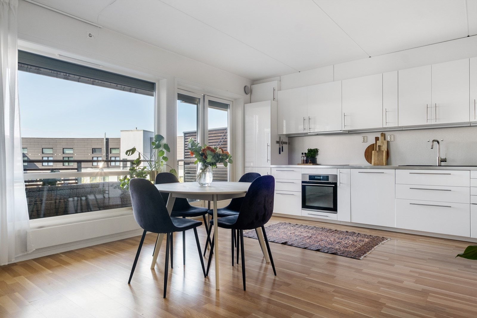 - Kjøkken fra 2017 med åpen løsning mot stuen - Galleribilde