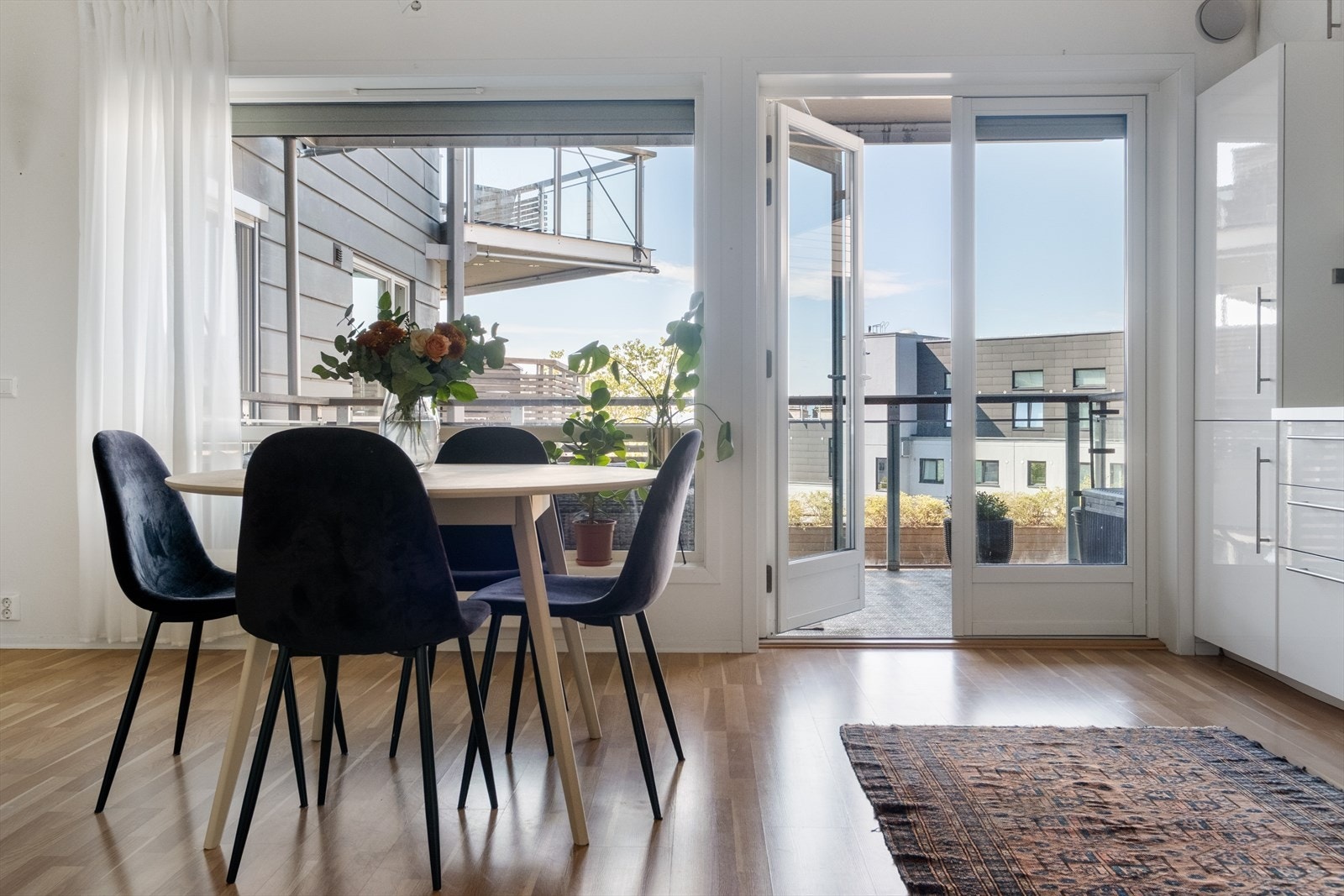 - Store vindusflater som gir rikelig med luft og lys - Galleribilde