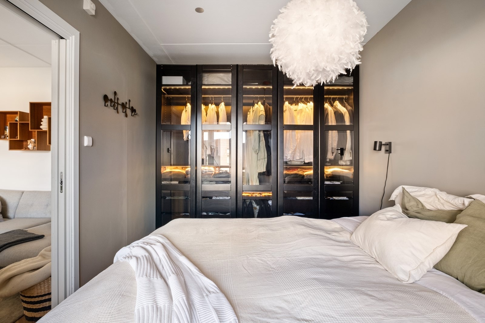 - Masse oppbevaringsplass i garderobeløsning - Galleribilde