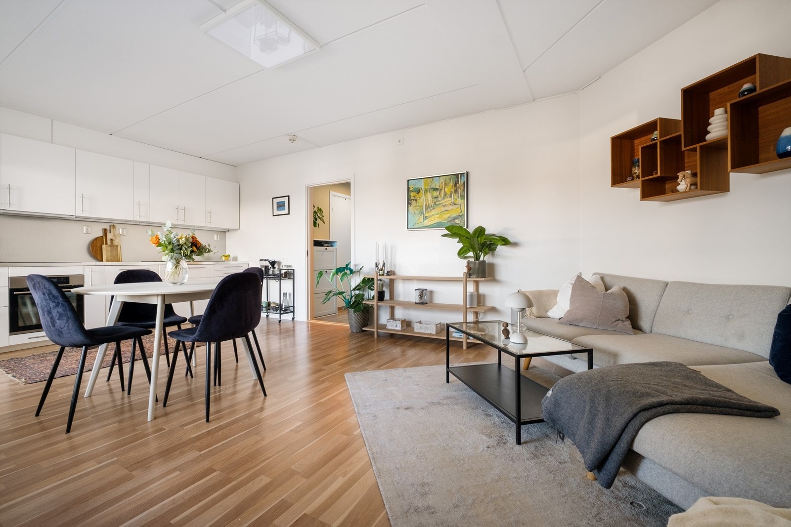 - God plass til sofaseksjon med tilhørende møblement, TV-benk og spisebord - Galleribilde