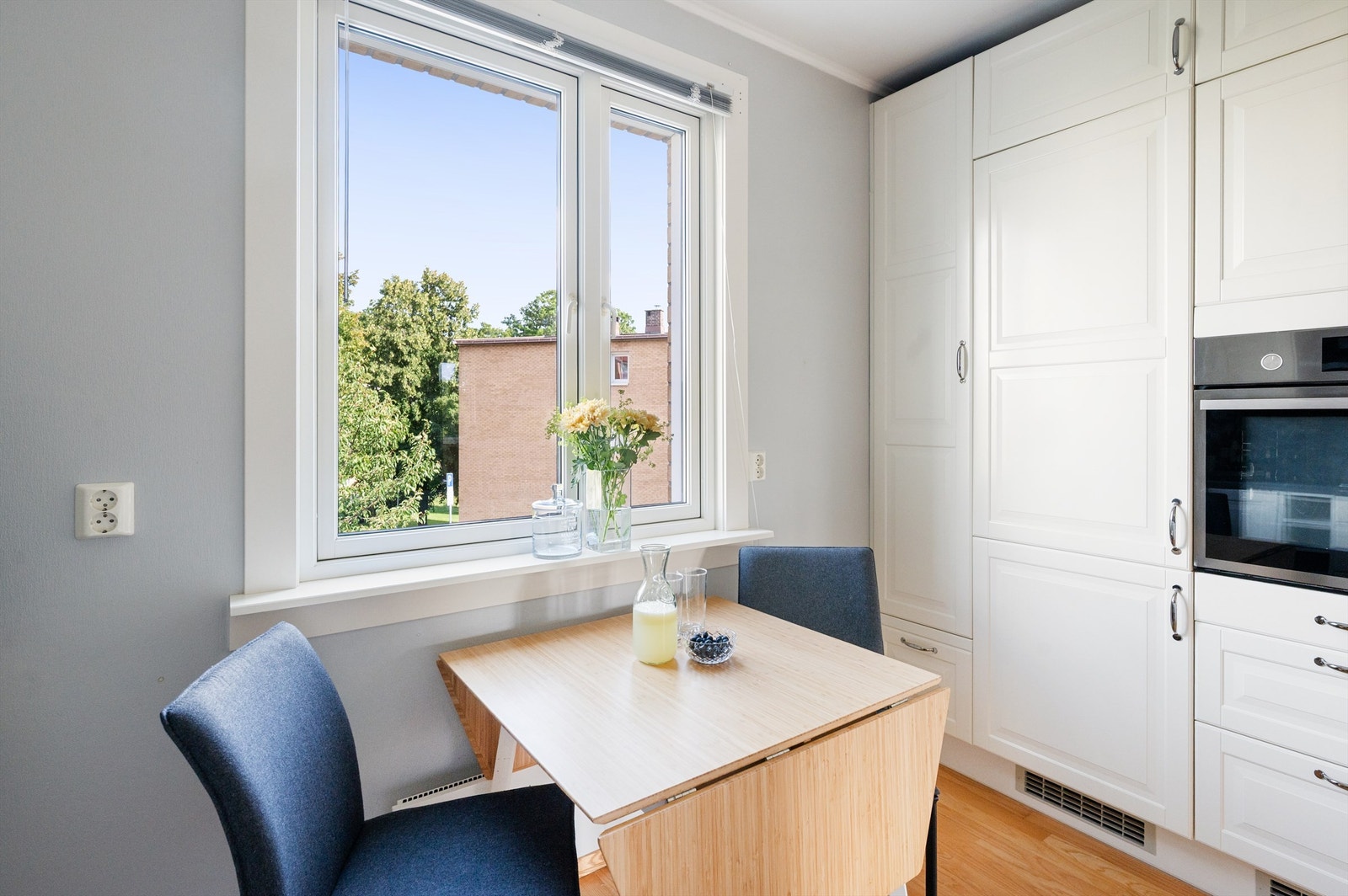 Hvitevarer er sømløst integrert i innredningen og består av kjøl-/fryseskap, oppvaskmaskin, platetopp og stekeovn. Galleribilde