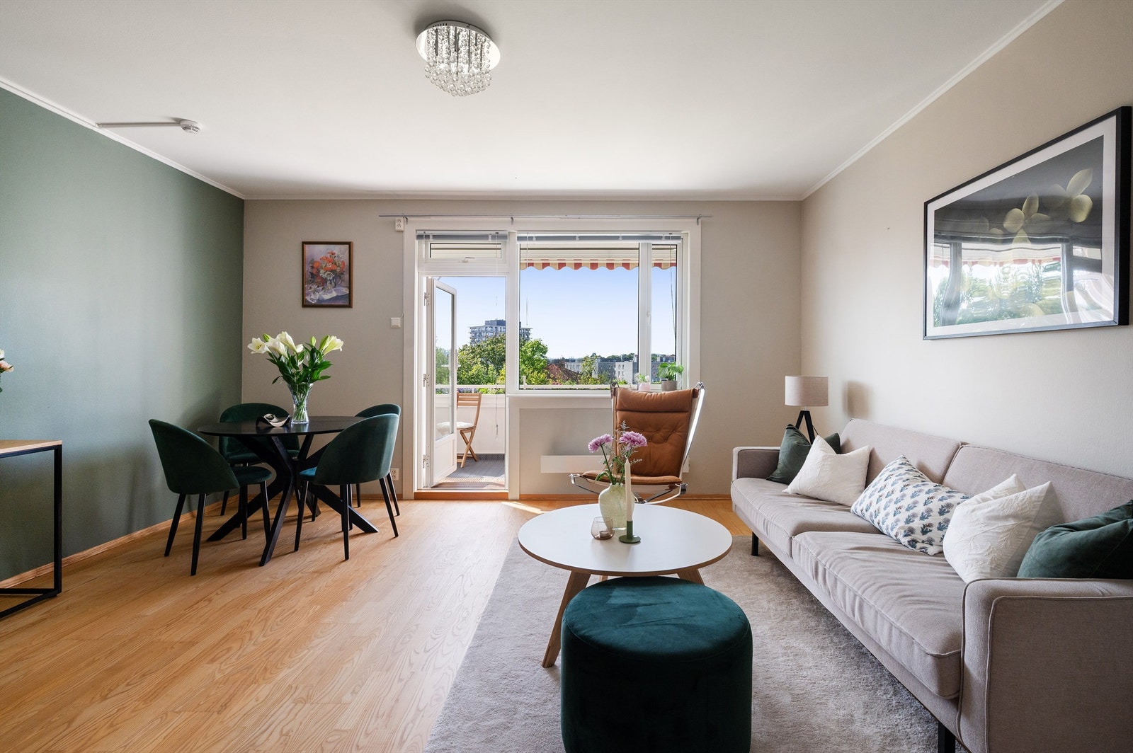 I stuen er det også en naturlig plass for å innrede med et spisebord der venner og familie kan inviteres på middagsselskaper. Galleribilde