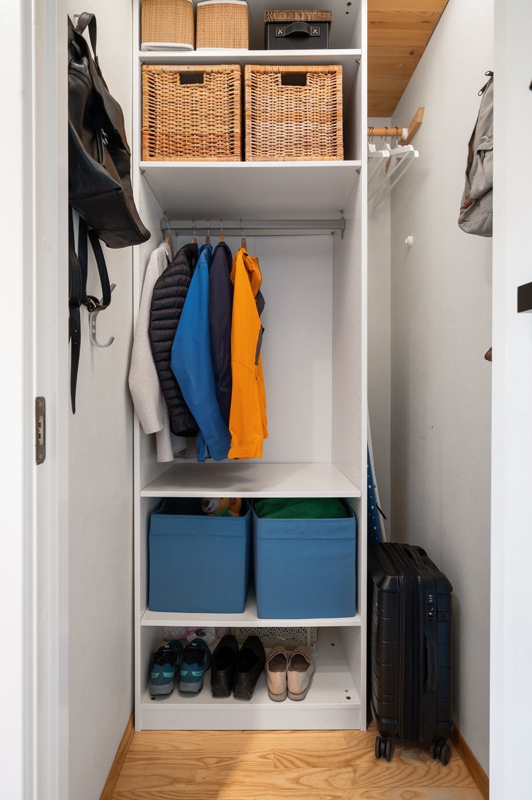 Innvendig bod på 1 kvm passer perfekt som garderobe. Galleribilde