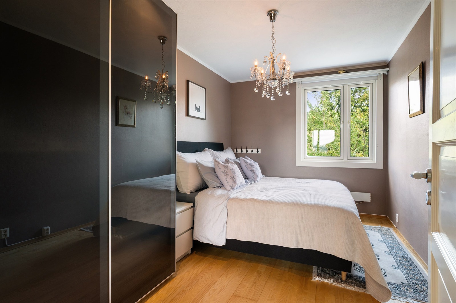 Det er rikelig med oppbevaringsplass i en romslig skyvedørsgarderobe. Galleribilde