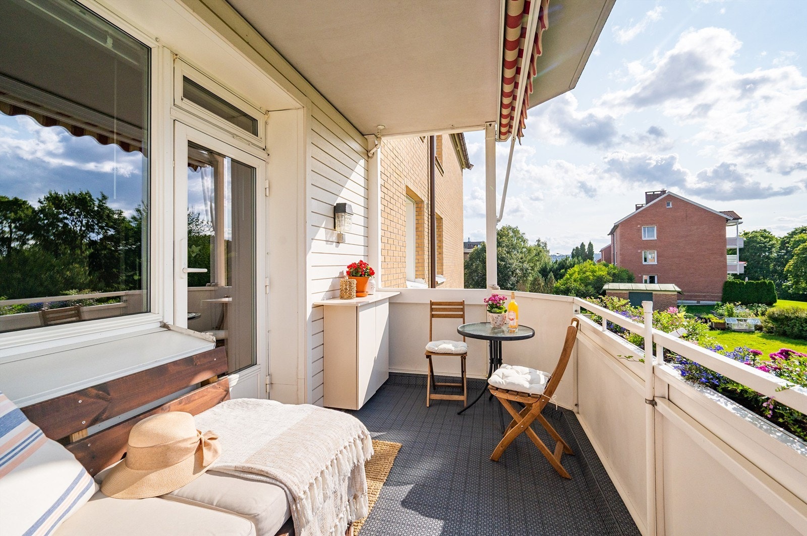 Fra stuen kommer du ut til leilighetens solrike balkong. Her er det plass til både sofagruppe og kaffebord. Galleribilde