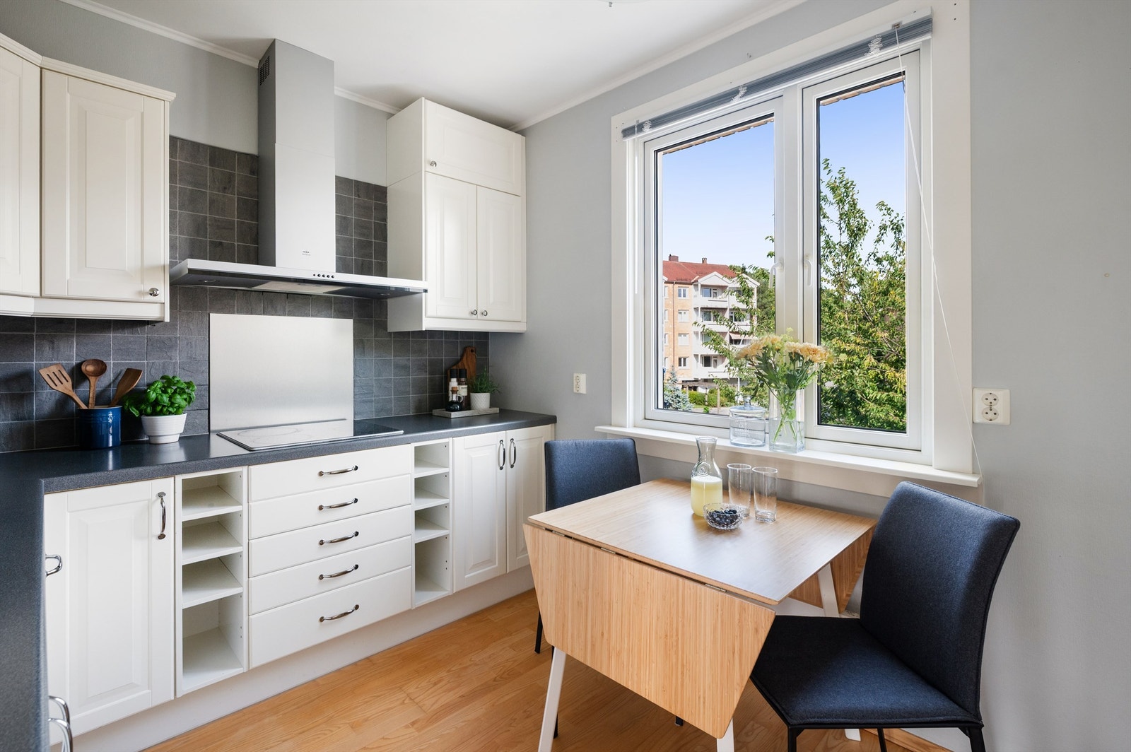 Det er rikelig med oppbevaringsplass i både skuffer og skap. Det er også plass til et lite spisebord. Galleribilde